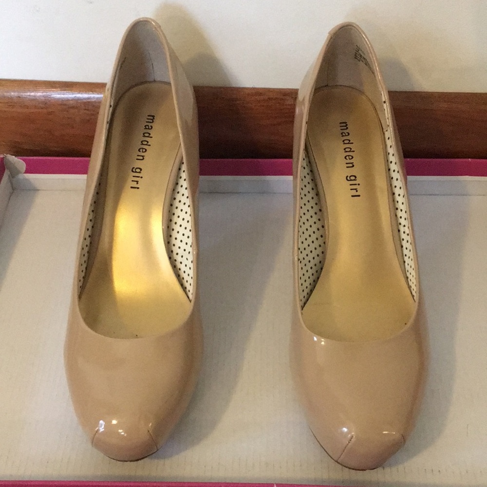 Madden Girl nude pumps